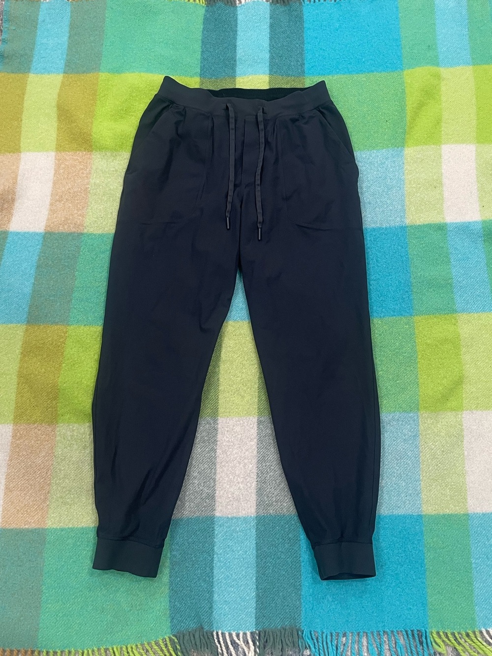 Lululemon joggers with drawstring waist and tapered fit #athletic #loungewear